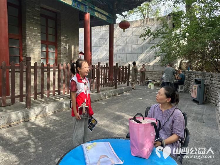 山西省红十字小小宣讲员走进太原文瀛公园为路人游客宣讲急救知识,法律知识,山西历史故事等为我们的小小宣讲员点赞 - 第2张 - 山西公益人 山西省红十字小小宣讲员走进太原文瀛公园为路人游客宣讲急救知识,法律知识,山西历史故事等为我们的小小宣讲员点赞 - 第2张