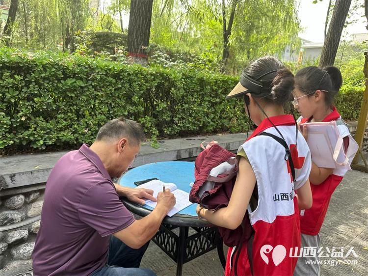 山西省红十字小小宣讲员走进太原文瀛公园为路人游客宣讲急救知识,法律知识,山西历史故事等为我们的小小宣讲员点赞 - 第6张 - 山西公益人 山西省红十字小小宣讲员走进太原文瀛公园为路人游客宣讲急救知识,法律知识,山西历史故事等为我们的小小宣讲员点赞 - 第6张