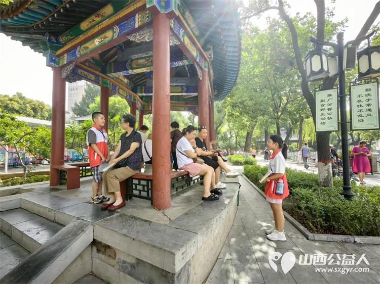 山西省红十字小小宣讲员走进太原文瀛公园为路人游客宣讲急救知识,法律知识,山西历史故事等为我们的小小宣讲员点赞 - 第5张 - 山西公益人 山西省红十字小小宣讲员走进太原文瀛公园为路人游客宣讲急救知识,法律知识,山西历史故事等为我们的小小宣讲员点赞 - 第5张