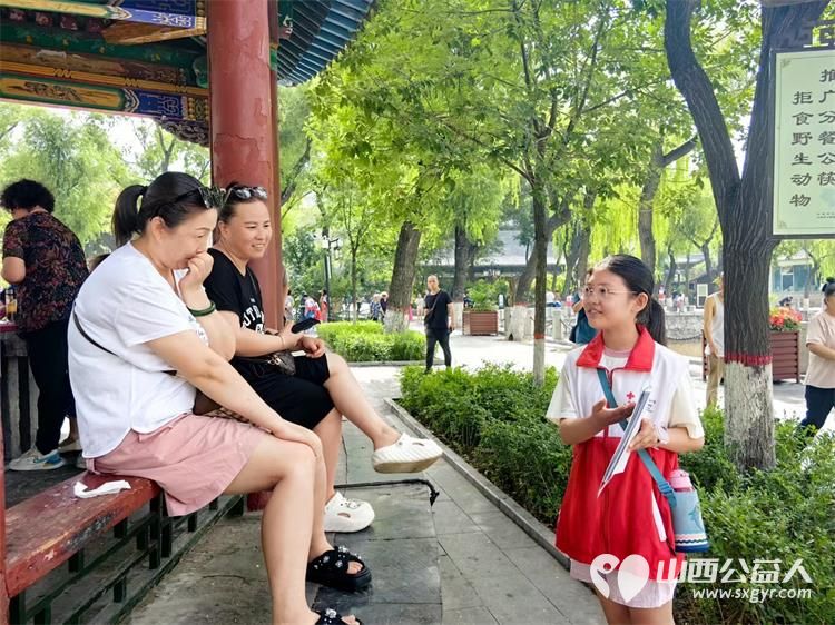 山西省红十字小小宣讲员走进太原文瀛公园为路人游客宣讲急救知识,法律知识,山西历史故事等为我们的小小宣讲员点赞 - 第15张 - 山西公益人 山西省红十字小小宣讲员走进太原文瀛公园为路人游客宣讲急救知识,法律知识,山西历史故事等为我们的小小宣讲员点赞 - 第15张