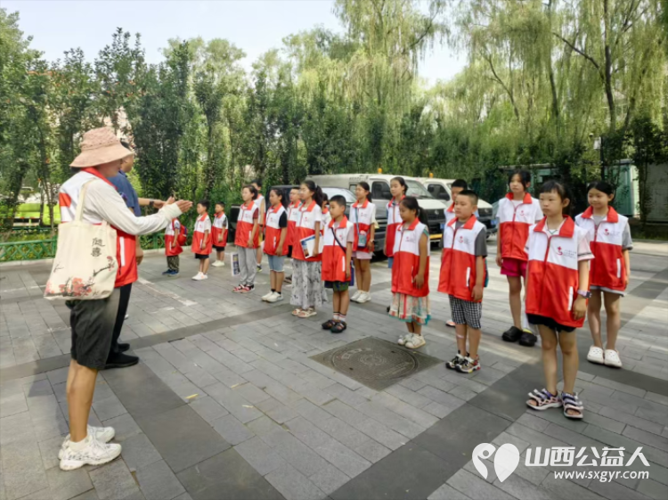 山西省红十字小小宣讲员走进太原文瀛公园为路人游客宣讲急救知识,法律知识,山西历史故事等为我们的小小宣讲员点赞 - 第1张 - 山西公益人 山西省红十字小小宣讲员走进太原文瀛公园为路人游客宣讲急救知识,法律知识,山西历史故事等为我们的小小宣讲员点赞 - 第1张