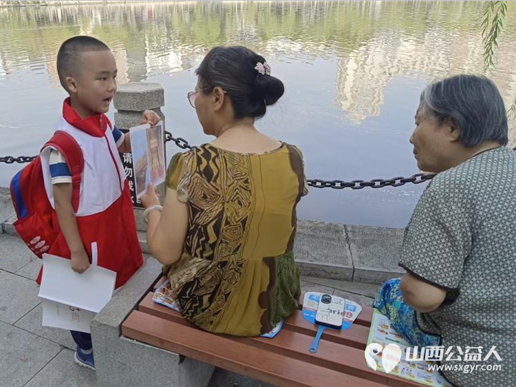 山西省红十字小小宣讲员走进太原文瀛公园为路人游客宣讲急救知识,法律知识,山西历史故事等为我们的小小宣讲员点赞 - 第16张 - 山西公益人 山西省红十字小小宣讲员走进太原文瀛公园为路人游客宣讲急救知识,法律知识,山西历史故事等为我们的小小宣讲员点赞 - 第16张