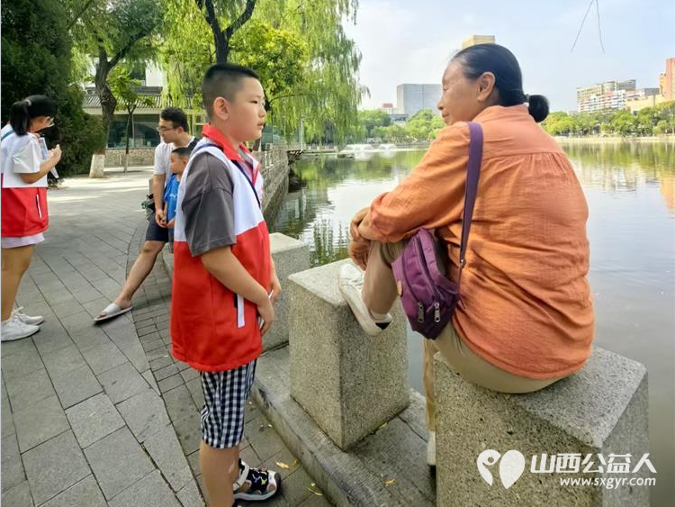 山西省红十字小小宣讲员走进太原文瀛公园为路人游客宣讲急救知识,法律知识,山西历史故事等为我们的小小宣讲员点赞 - 第10张 - 山西公益人 山西省红十字小小宣讲员走进太原文瀛公园为路人游客宣讲急救知识,法律知识,山西历史故事等为我们的小小宣讲员点赞 - 第10张