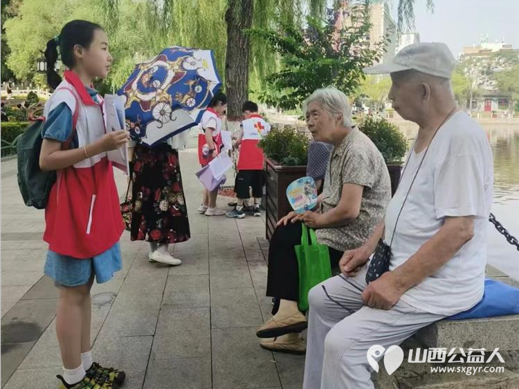 山西省红十字小小宣讲员走进太原文瀛公园为路人游客宣讲急救知识,法律知识,山西历史故事等为我们的小小宣讲员点赞 - 第3张 - 山西公益人 山西省红十字小小宣讲员走进太原文瀛公园为路人游客宣讲急救知识,法律知识,山西历史故事等为我们的小小宣讲员点赞 - 第3张