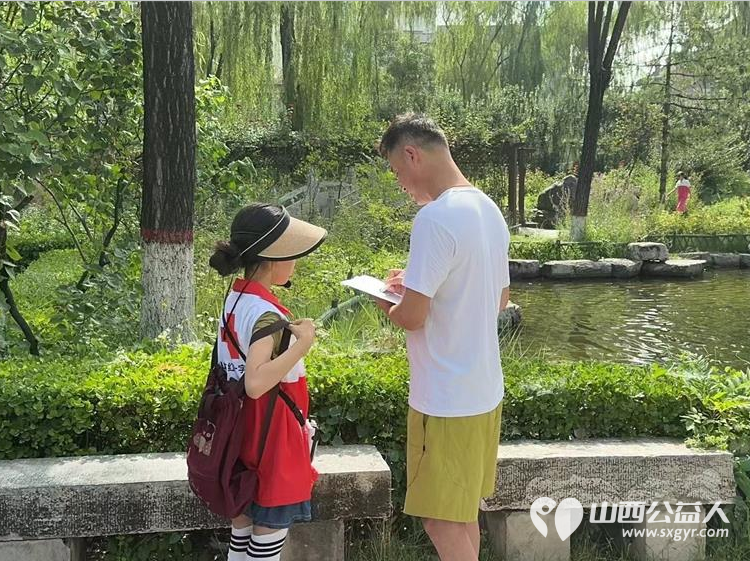 山西省红十字小小宣讲员走进太原文瀛公园为路人游客宣讲急救知识,法律知识,山西历史故事等为我们的小小宣讲员点赞 - 第8张 - 山西公益人 山西省红十字小小宣讲员走进太原文瀛公园为路人游客宣讲急救知识,法律知识,山西历史故事等为我们的小小宣讲员点赞 - 第8张