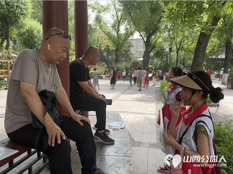 山西省红十字小小宣讲员走进太原文瀛公园为路人游客宣讲急救知识,法律知识,山西历史故事等为我们的小小宣讲员点赞 - 第7张 - 山西公益人 山西省红十字小小宣讲员走进太原文瀛公园为路人游客宣讲急救知识,法律知识,山西历史故事等为我们的小小宣讲员点赞 - 第7张