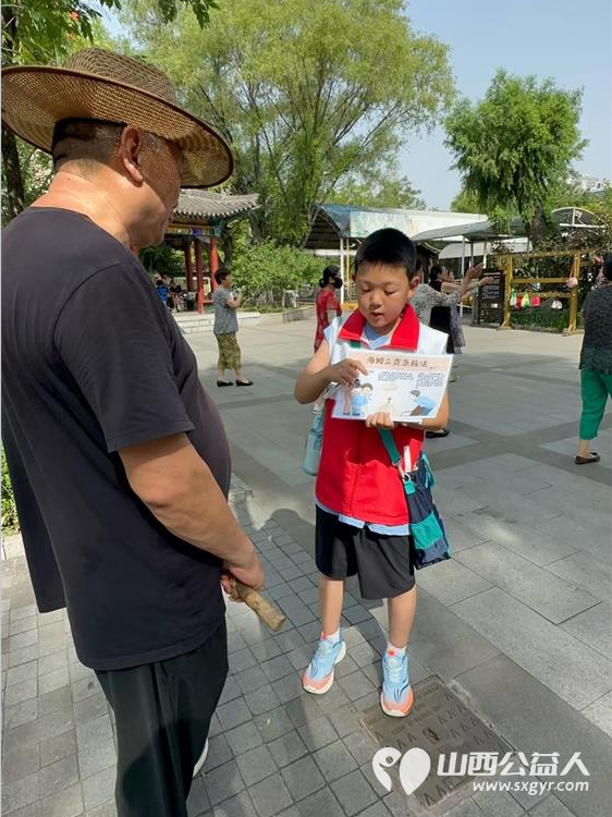 山西省红十字小小宣讲员走进太原文瀛公园为路人游客宣讲急救知识,法律知识,山西历史故事等为我们的小小宣讲员点赞 - 第21张 - 山西公益人 山西省红十字小小宣讲员走进太原文瀛公园为路人游客宣讲急救知识,法律知识,山西历史故事等为我们的小小宣讲员点赞 - 第21张