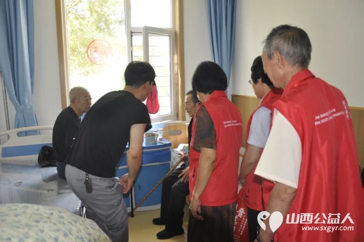 山西省文化发展基金会工会我帮你志愿服务队走进河涝湾社区幸福养老院慰问养老院里的老人 - 第5张