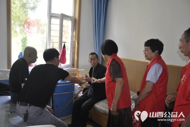 山西省文化发展基金会工会我帮你志愿服务队走进河涝湾社区幸福养老院慰问养老院里的老人 - 第3张