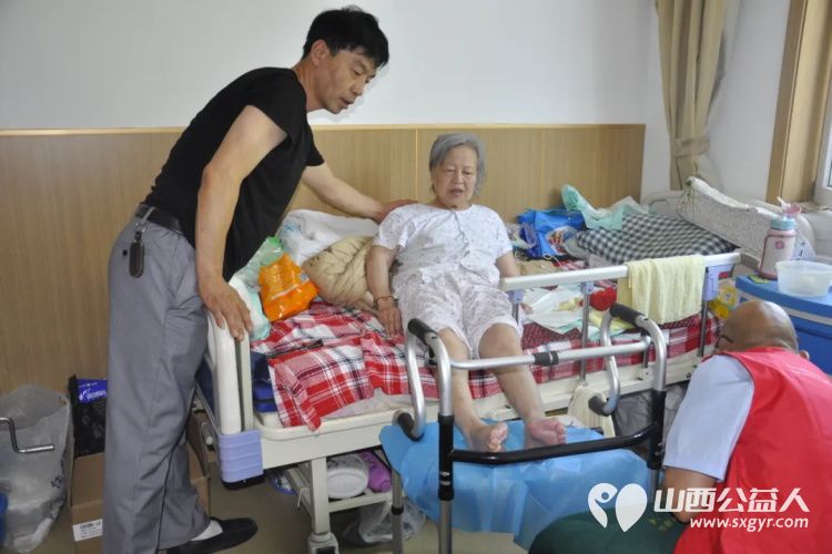 山西省文化发展基金会工会我帮你志愿服务队走进河涝湾社区幸福养老院慰问养老院里的老人 - 第14张