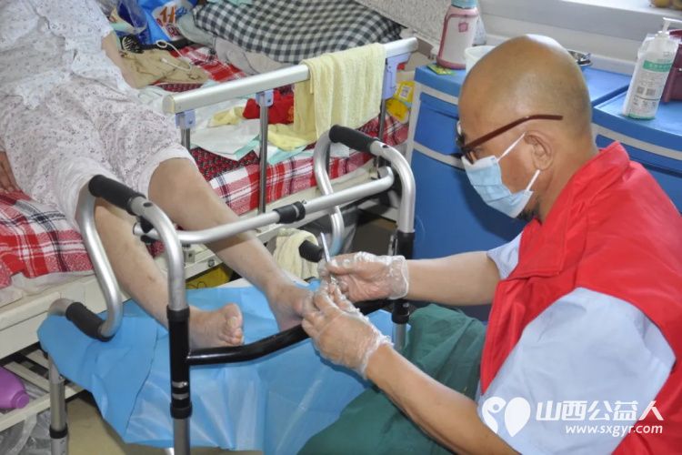 山西省文化发展基金会工会我帮你志愿服务队走进河涝湾社区幸福养老院慰问养老院里的老人 - 第15张