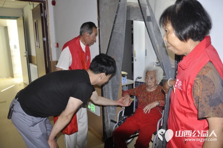山西省文化发展基金会工会我帮你志愿服务队走进河涝湾社区幸福养老院慰问养老院里的老人 - 第9张