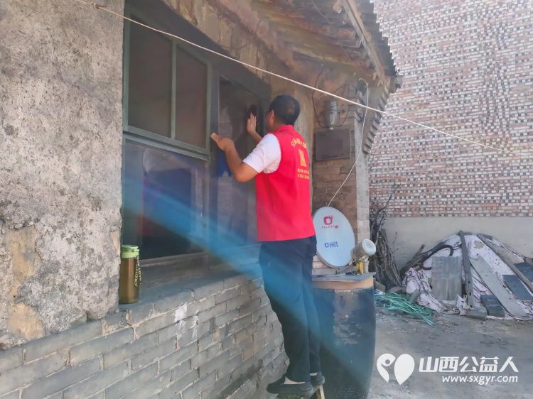 介休市敬老协会志愿者在义安镇孟王堡村入户特困老人83岁刘发富家打扫室内外卫生料理家务 - 第10张 - 山西公益人 介休市敬老协会志愿者在义安镇孟王堡村入户特困老人83岁刘发富家打扫室内外卫生料理家务 - 第10张