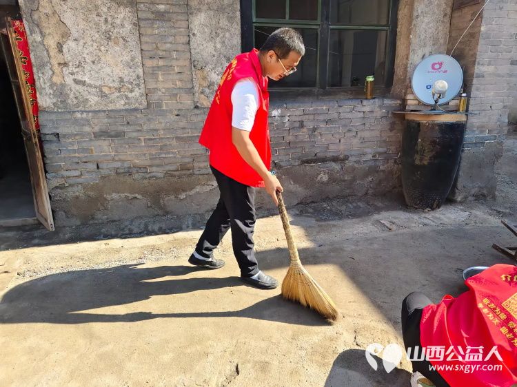 介休市敬老协会志愿者在义安镇孟王堡村入户特困老人83岁刘发富家打扫室内外卫生料理家务 - 第18张 - 山西公益人 介休市敬老协会志愿者在义安镇孟王堡村入户特困老人83岁刘发富家打扫室内外卫生料理家务 - 第18张