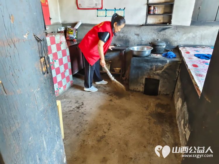 介休市敬老协会志愿者在义安镇孟王堡村入户特困老人83岁刘发富家打扫室内外卫生料理家务 - 第17张 - 山西公益人 介休市敬老协会志愿者在义安镇孟王堡村入户特困老人83岁刘发富家打扫室内外卫生料理家务 - 第17张