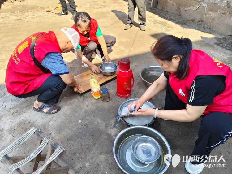 介休市敬老协会志愿者在义安镇孟王堡村入户特困老人83岁刘发富家打扫室内外卫生料理家务 - 第4张 - 山西公益人 介休市敬老协会志愿者在义安镇孟王堡村入户特困老人83岁刘发富家打扫室内外卫生料理家务 - 第4张