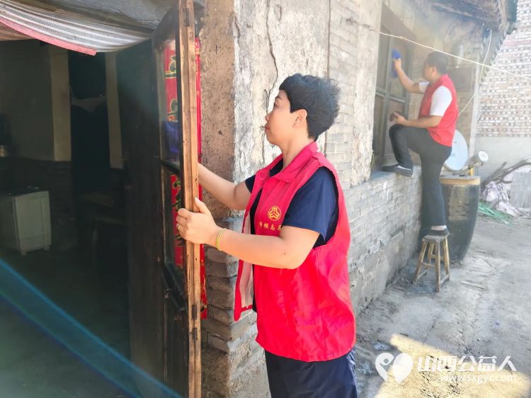 介休市敬老协会志愿者在义安镇孟王堡村入户特困老人83岁刘发富家打扫室内外卫生料理家务 - 第12张 - 山西公益人 介休市敬老协会志愿者在义安镇孟王堡村入户特困老人83岁刘发富家打扫室内外卫生料理家务 - 第12张