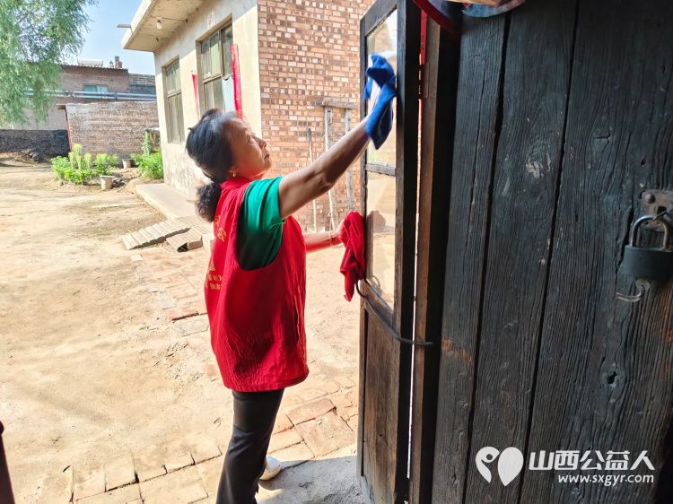 介休市敬老协会志愿者在义安镇孟王堡村入户特困老人83岁刘发富家打扫室内外卫生料理家务 - 第11张 - 山西公益人 介休市敬老协会志愿者在义安镇孟王堡村入户特困老人83岁刘发富家打扫室内外卫生料理家务 - 第11张