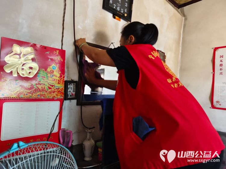 介休市敬老协会志愿者在义安镇孟王堡村入户特困老人83岁刘发富家打扫室内外卫生料理家务 - 第3张 - 山西公益人 介休市敬老协会志愿者在义安镇孟王堡村入户特困老人83岁刘发富家打扫室内外卫生料理家务 - 第3张