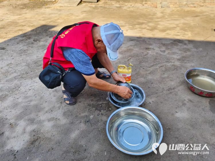 介休市敬老协会志愿者在义安镇孟王堡村入户特困老人83岁刘发富家打扫室内外卫生料理家务 - 第7张 - 山西公益人 介休市敬老协会志愿者在义安镇孟王堡村入户特困老人83岁刘发富家打扫室内外卫生料理家务 - 第7张