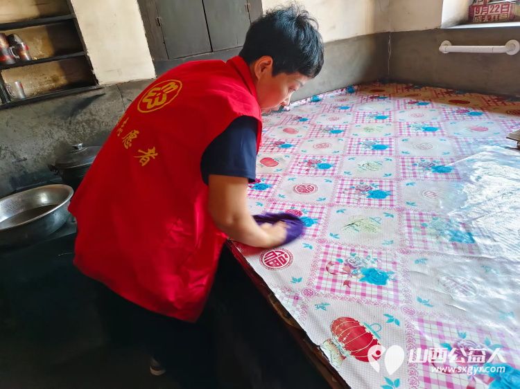 介休市敬老协会志愿者在义安镇孟王堡村入户特困老人83岁刘发富家打扫室内外卫生料理家务 - 第2张 - 山西公益人 介休市敬老协会志愿者在义安镇孟王堡村入户特困老人83岁刘发富家打扫室内外卫生料理家务 - 第2张