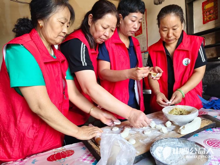 介休市敬老协会志愿者在义安镇孟王堡村入户特困老人83岁刘发富家打扫室内外卫生料理家务 - 第14张 - 山西公益人 介休市敬老协会志愿者在义安镇孟王堡村入户特困老人83岁刘发富家打扫室内外卫生料理家务 - 第14张