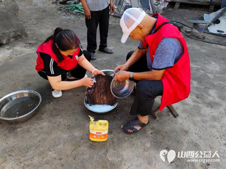 介休市敬老协会志愿者在义安镇孟王堡村入户特困老人83岁刘发富家打扫室内外卫生料理家务 - 第8张 - 山西公益人 介休市敬老协会志愿者在义安镇孟王堡村入户特困老人83岁刘发富家打扫室内外卫生料理家务 - 第8张