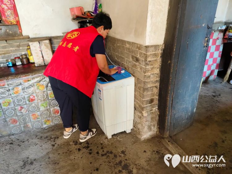 介休市敬老协会志愿者在义安镇孟王堡村入户特困老人83岁刘发富家打扫室内外卫生料理家务 - 第5张 - 山西公益人 介休市敬老协会志愿者在义安镇孟王堡村入户特困老人83岁刘发富家打扫室内外卫生料理家务 - 第5张