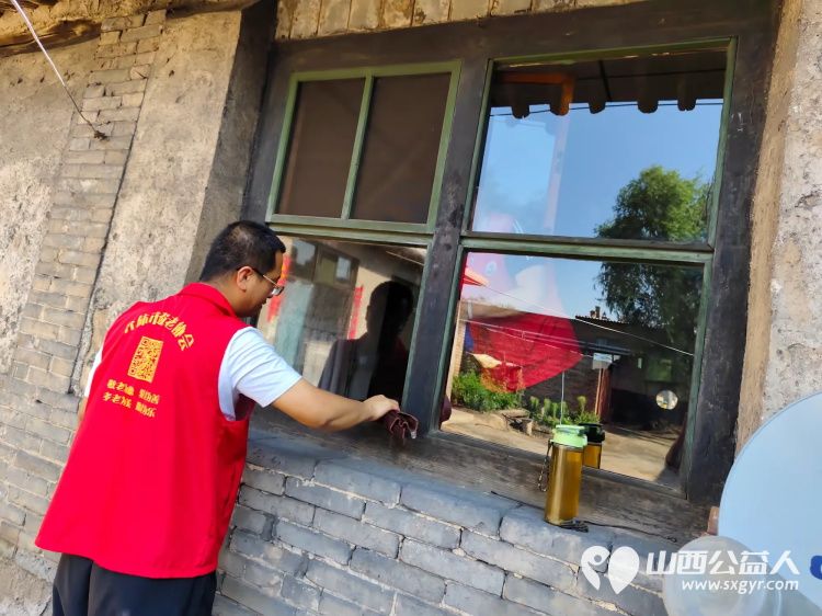 介休市敬老协会志愿者在义安镇孟王堡村入户特困老人83岁刘发富家打扫室内外卫生料理家务 - 第9张 - 山西公益人 介休市敬老协会志愿者在义安镇孟王堡村入户特困老人83岁刘发富家打扫室内外卫生料理家务 - 第9张