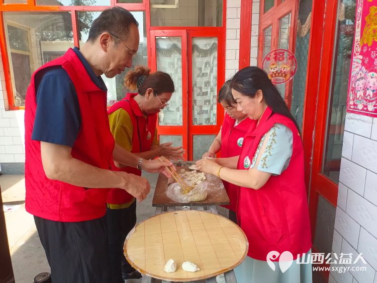 介休市敬老协会志愿者在义安镇孟王堡村入户特困老人85岁李恩杰家料理家务包饺子 - 第13张 - 山西公益人 介休市敬老协会志愿者在义安镇孟王堡村入户特困老人85岁李恩杰家料理家务包饺子 - 第13张