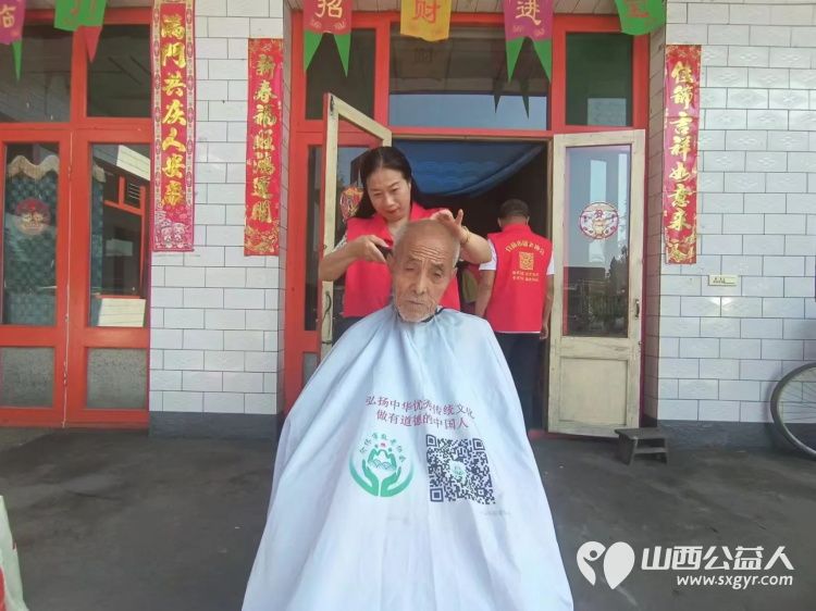 介休市敬老协会志愿者在义安镇孟王堡村入户特困老人85岁李恩杰家料理家务包饺子 - 第6张 - 山西公益人 介休市敬老协会志愿者在义安镇孟王堡村入户特困老人85岁李恩杰家料理家务包饺子 - 第6张