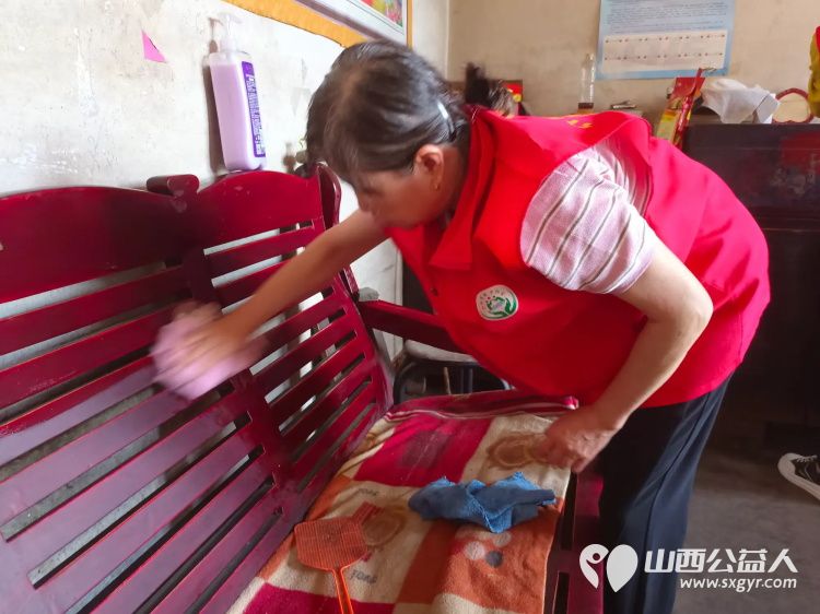 介休市敬老协会志愿者在义安镇孟王堡村入户特困老人85岁李恩杰家料理家务包饺子 - 第5张 - 山西公益人 介休市敬老协会志愿者在义安镇孟王堡村入户特困老人85岁李恩杰家料理家务包饺子 - 第5张