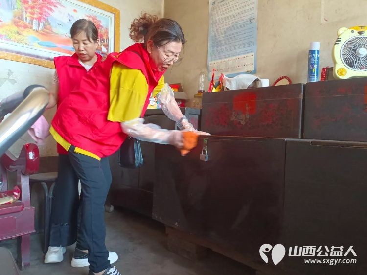 介休市敬老协会志愿者在义安镇孟王堡村入户特困老人85岁李恩杰家料理家务包饺子 - 第4张 - 山西公益人 介休市敬老协会志愿者在义安镇孟王堡村入户特困老人85岁李恩杰家料理家务包饺子 - 第4张