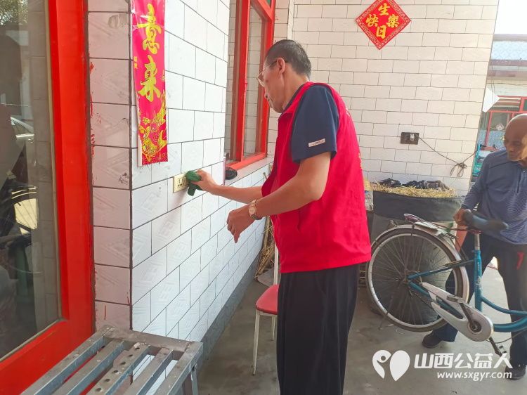 介休市敬老协会志愿者在义安镇孟王堡村入户特困老人85岁李恩杰家料理家务包饺子 - 第12张 - 山西公益人 介休市敬老协会志愿者在义安镇孟王堡村入户特困老人85岁李恩杰家料理家务包饺子 - 第12张