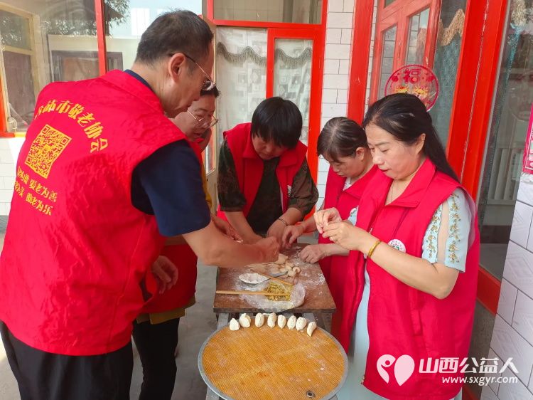 介休市敬老协会志愿者在义安镇孟王堡村入户特困老人85岁李恩杰家料理家务包饺子 - 第14张 - 山西公益人 介休市敬老协会志愿者在义安镇孟王堡村入户特困老人85岁李恩杰家料理家务包饺子 - 第14张