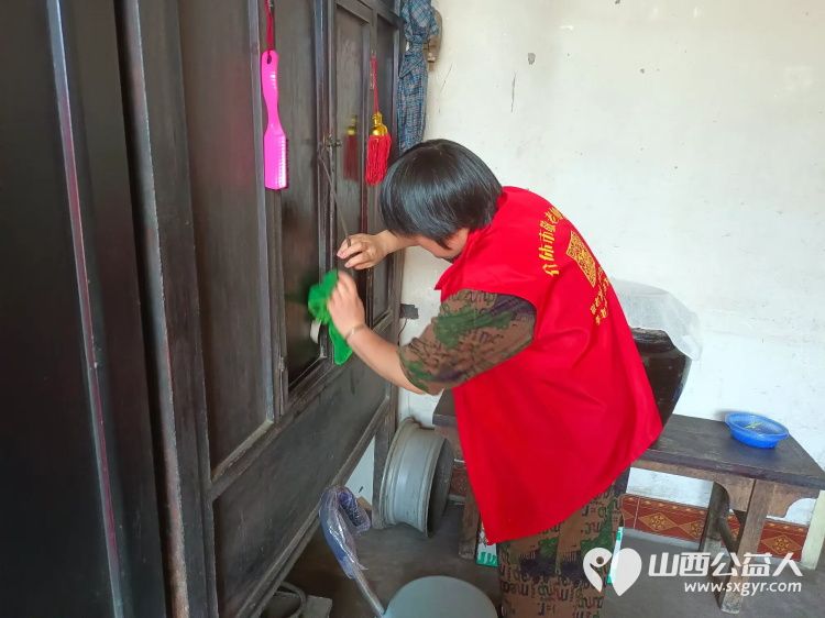 介休市敬老协会志愿者在义安镇孟王堡村入户特困老人85岁李恩杰家料理家务包饺子 - 第3张 - 山西公益人 介休市敬老协会志愿者在义安镇孟王堡村入户特困老人85岁李恩杰家料理家务包饺子 - 第3张