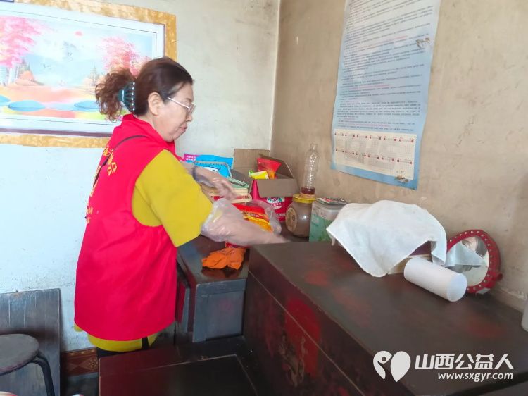 介休市敬老协会志愿者在义安镇孟王堡村入户特困老人85岁李恩杰家料理家务包饺子 - 第2张 - 山西公益人 介休市敬老协会志愿者在义安镇孟王堡村入户特困老人85岁李恩杰家料理家务包饺子 - 第2张