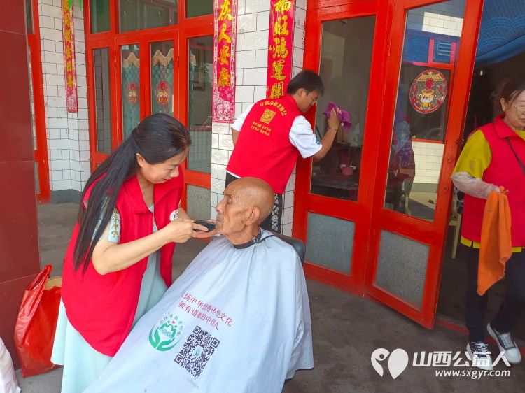 介休市敬老协会志愿者在义安镇孟王堡村入户特困老人85岁李恩杰家料理家务包饺子 - 第7张 - 山西公益人 介休市敬老协会志愿者在义安镇孟王堡村入户特困老人85岁李恩杰家料理家务包饺子 - 第7张