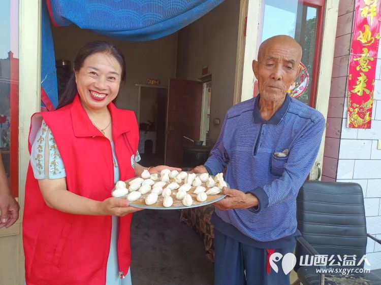 介休市敬老协会志愿者在义安镇孟王堡村入户特困老人85岁李恩杰家料理家务包饺子 - 第16张 - 山西公益人 介休市敬老协会志愿者在义安镇孟王堡村入户特困老人85岁李恩杰家料理家务包饺子 - 第16张