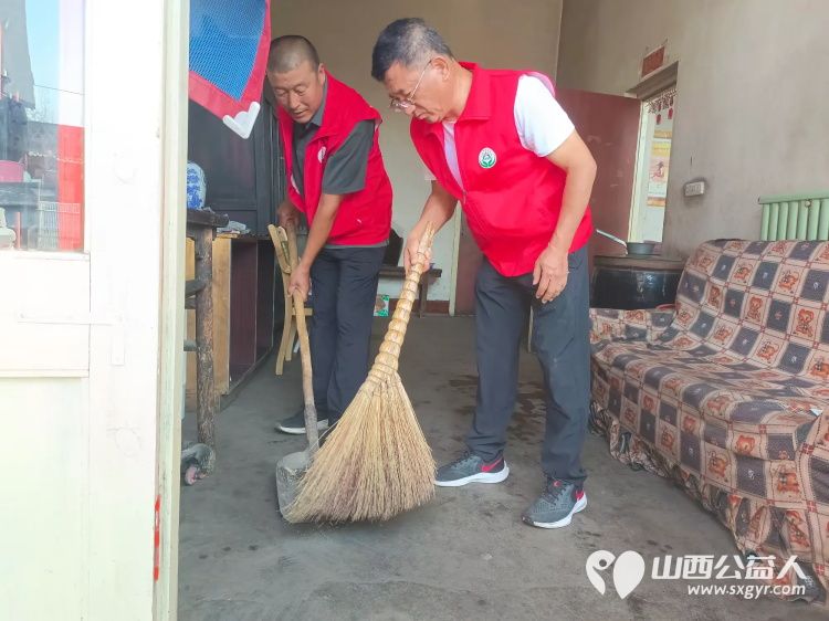 介休市敬老协会志愿者在义安镇孟王堡村入户特困老人85岁李恩杰家料理家务包饺子 - 第18张 - 山西公益人 介休市敬老协会志愿者在义安镇孟王堡村入户特困老人85岁李恩杰家料理家务包饺子 - 第18张