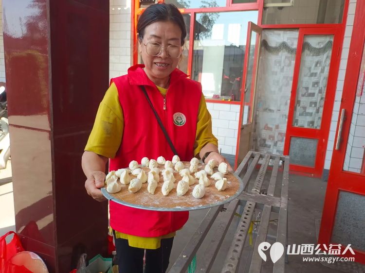 介休市敬老协会志愿者在义安镇孟王堡村入户特困老人85岁李恩杰家料理家务包饺子 - 第15张 - 山西公益人 介休市敬老协会志愿者在义安镇孟王堡村入户特困老人85岁李恩杰家料理家务包饺子 - 第15张
