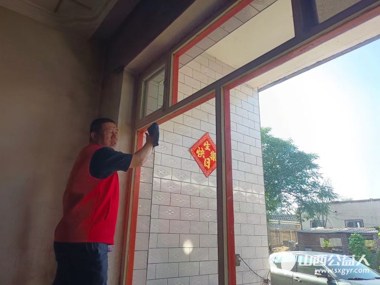 介休市敬老协会志愿者在义安镇孟王堡村入户特困老人85岁李恩杰家料理家务包饺子 - 第10张 - 山西公益人 介休市敬老协会志愿者在义安镇孟王堡村入户特困老人85岁李恩杰家料理家务包饺子 - 第10张