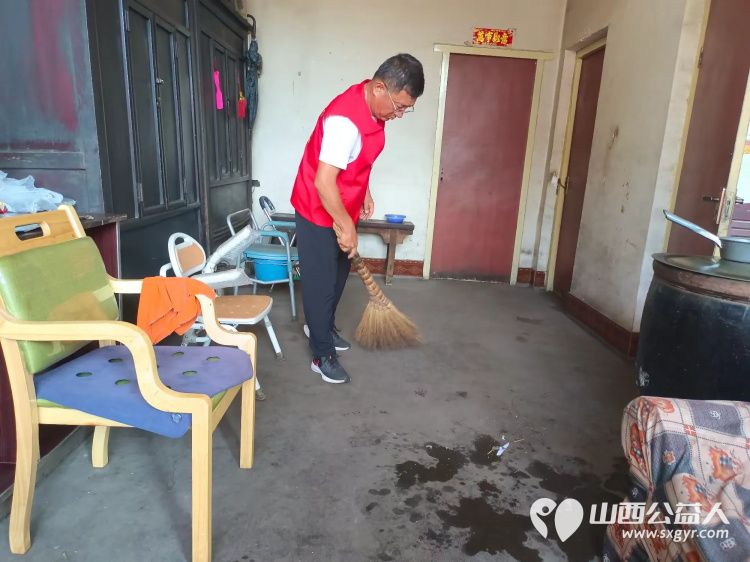 介休市敬老协会志愿者在义安镇孟王堡村入户特困老人85岁李恩杰家料理家务包饺子 - 第17张 - 山西公益人 介休市敬老协会志愿者在义安镇孟王堡村入户特困老人85岁李恩杰家料理家务包饺子 - 第17张