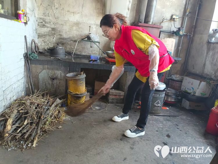 介休市义安镇孟王堡村特困老人85岁田培信家走进介休市敬老协会志愿者来料理家务包饺子 - 第5张 - 山西公益人 介休市义安镇孟王堡村特困老人85岁田培信家走进介休市敬老协会志愿者来料理家务包饺子 - 第5张