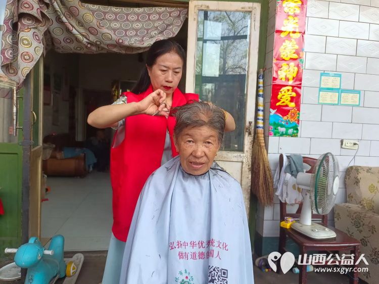 介休市义安镇孟王堡村特困老人85岁田培信家走进介休市敬老协会志愿者来料理家务包饺子 - 第8张 - 山西公益人 介休市义安镇孟王堡村特困老人85岁田培信家走进介休市敬老协会志愿者来料理家务包饺子 - 第8张