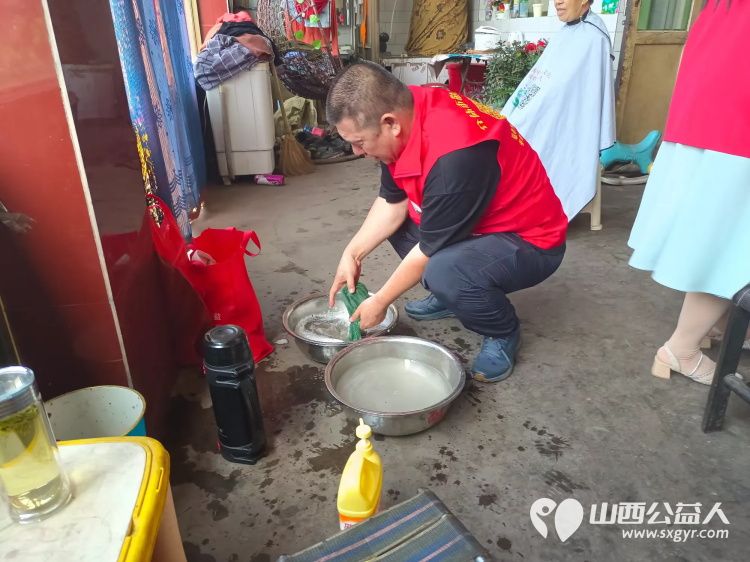 介休市义安镇孟王堡村特困老人85岁田培信家走进介休市敬老协会志愿者来料理家务包饺子 - 第4张 - 山西公益人 介休市义安镇孟王堡村特困老人85岁田培信家走进介休市敬老协会志愿者来料理家务包饺子 - 第4张