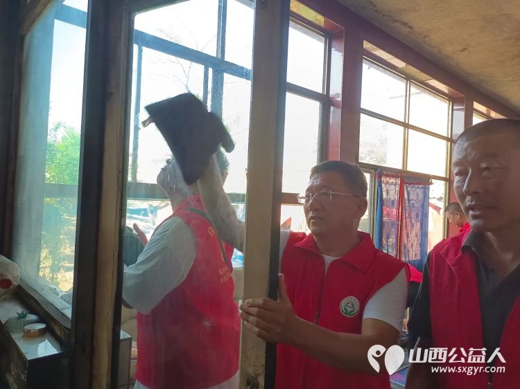 介休市义安镇孟王堡村特困老人85岁田培信家走进介休市敬老协会志愿者来料理家务包饺子 - 第12张 - 山西公益人 介休市义安镇孟王堡村特困老人85岁田培信家走进介休市敬老协会志愿者来料理家务包饺子 - 第12张