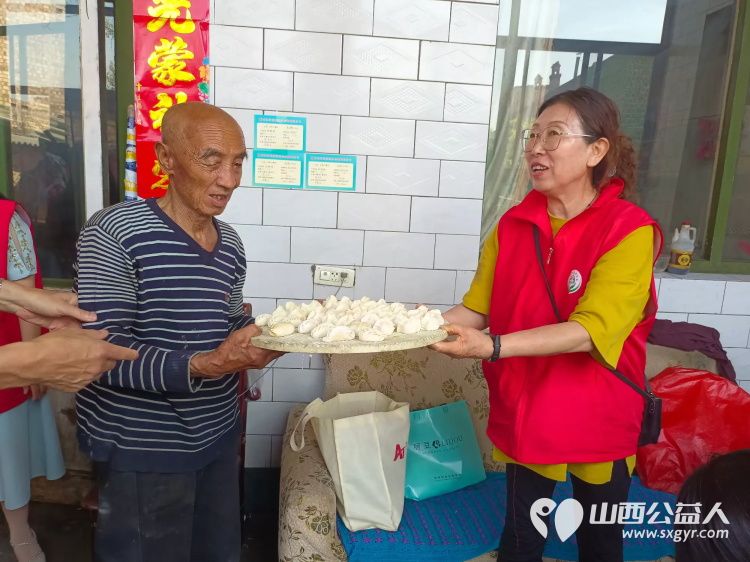 介休市义安镇孟王堡村特困老人85岁田培信家走进介休市敬老协会志愿者来料理家务包饺子 - 第18张 - 山西公益人 介休市义安镇孟王堡村特困老人85岁田培信家走进介休市敬老协会志愿者来料理家务包饺子 - 第18张