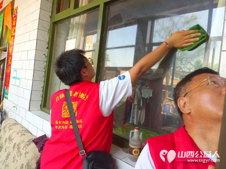 介休市义安镇孟王堡村特困老人85岁田培信家走进介休市敬老协会志愿者来料理家务包饺子 - 第13张 - 山西公益人 介休市义安镇孟王堡村特困老人85岁田培信家走进介休市敬老协会志愿者来料理家务包饺子 - 第13张