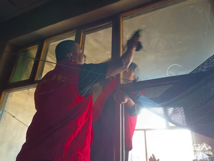 介休市义安镇孟王堡村特困老人85岁田培信家走进介休市敬老协会志愿者来料理家务包饺子 - 第11张 - 山西公益人 介休市义安镇孟王堡村特困老人85岁田培信家走进介休市敬老协会志愿者来料理家务包饺子 - 第11张